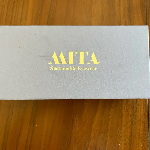 Gold and Brown Geometric Sunglasses with Modern Design - Picture 3 of 3